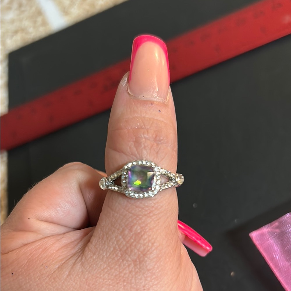 Elegant Silver-Tone Ring with Iridescent Stone